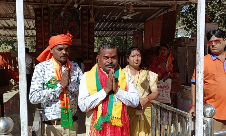 हजारों भाजपा कार्यकर्ताओं की भीड़ लेकर नगर पंचायत अध्यक्ष और पार्षदों प्रत्यासियों का नामांकन दर्ज 1 IMG20250127140610 01