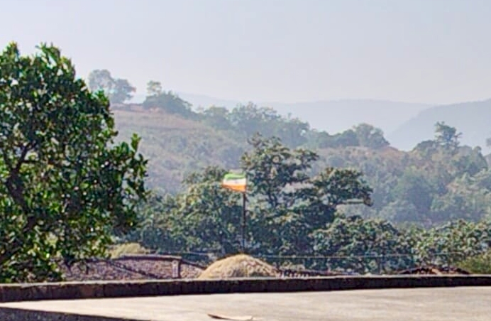तिरंगा का उल्टा फहरना गांव में लोगों की साक्षरता पर उठा रहा सवाल, धरमजयगढ़ के ग्राम पंचायत का मामला 1 IMG 20250123 211259