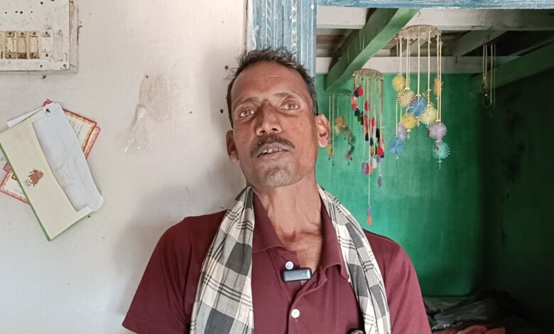 सचिव ने तोड़ा गरीब ग्रामीण का छज्जा, पंचयात सचिव करवा रहा शासकीय भूमि पर निर्माण,ग्रामीण ने मिडिया के सामने लगाया आरोप, क्या है सच्चाई..? 1 1000113478