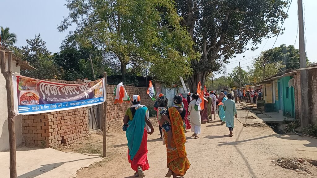 नगर पंचायत अध्यक्ष कांग्रेस प्रत्याशी राजीव अग्रवाल का वार्डो में धुआँधार प्रचार 3 1000127088