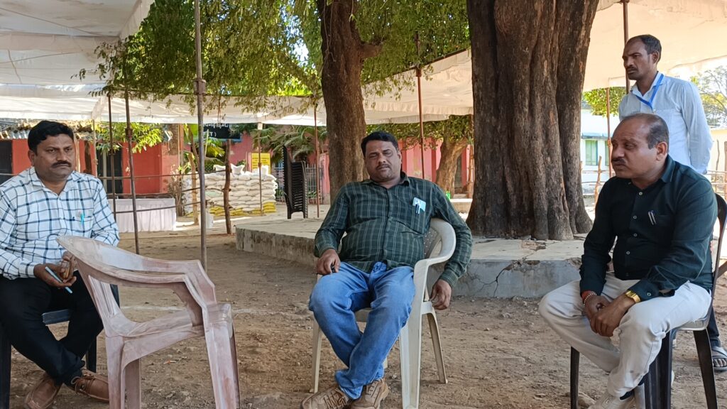 नगर पंचायत अधिकारी भरतलाल साहू ने किया मतदान केंद्रों का निरक्षण 2 1000132082