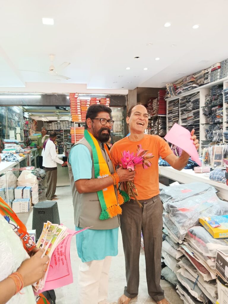 वार्ड 6 में दिख रहा कमल का लहर, कमल फूल देकर कमल में वोट करने की कर रहे अपील 2 1000132803