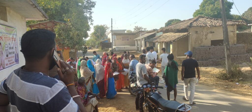 शिशुपाल गुप्ता का शाहपुर में धुआँधार प्रचार, पैर छुकर मांगा आशीर्वाद 4 1000146596