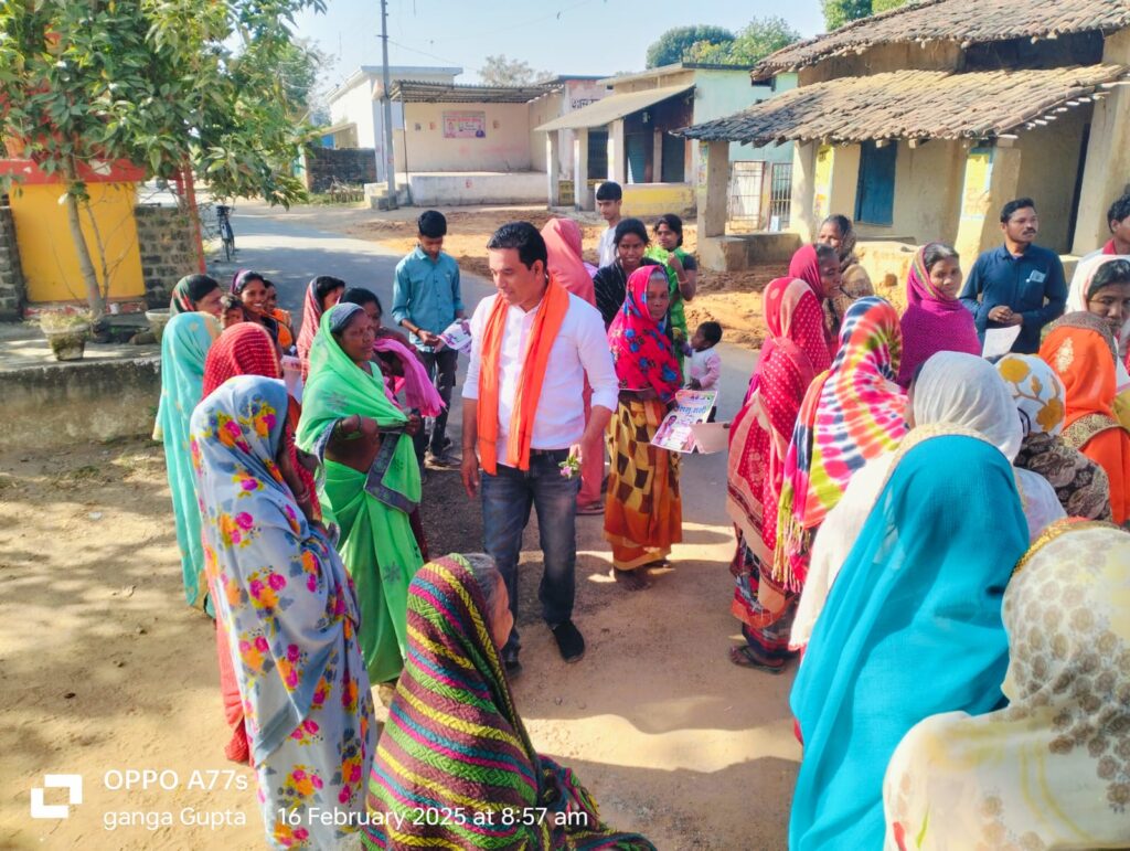 शिशुपाल गुप्ता का शाहपुर में धुआँधार प्रचार, पैर छुकर मांगा आशीर्वाद 3 1000146629