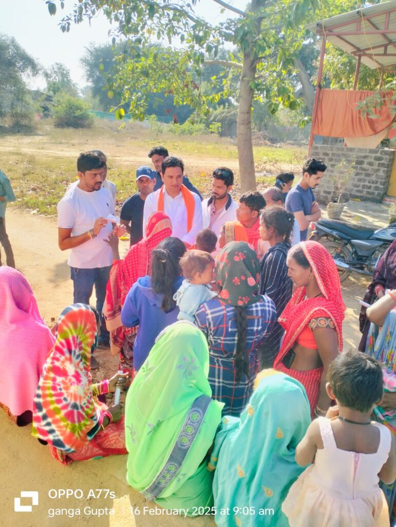 शिशुपाल गुप्ता का शाहपुर में धुआँधार प्रचार, पैर छुकर मांगा आशीर्वाद 2 1000146638