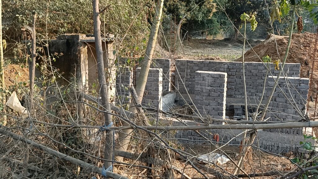 मजदूरों की कमी से क्या अकेला व्यक्ति कर रहा मुनुन्द पंचायत में शौचालय निर्माण कार्य...? 2 1000151252