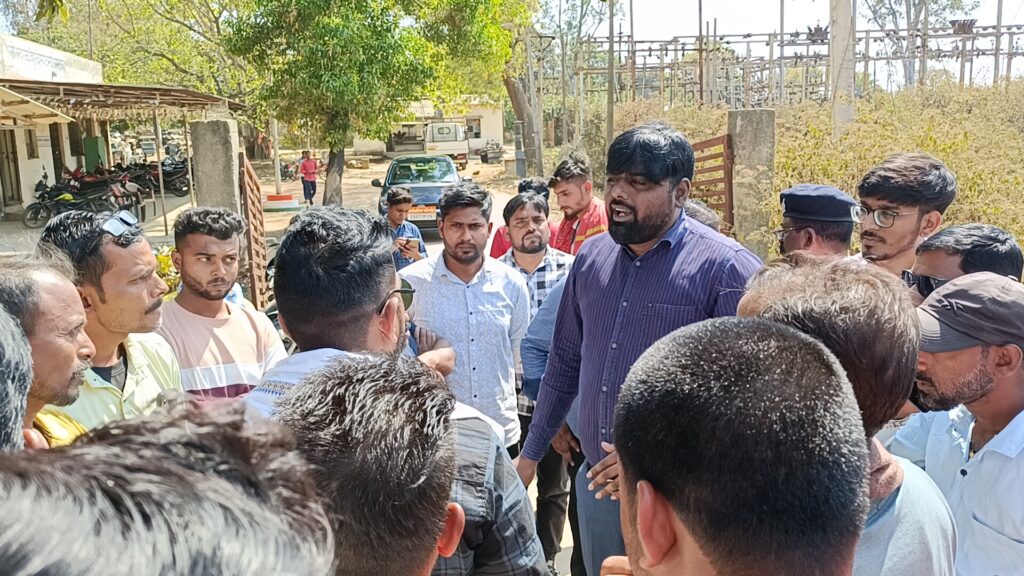 ग्रामीणों ने किया चक्काजाम, बिजली समस्याओं को लेकर सडक पर चक्काजाम 2 1000165401