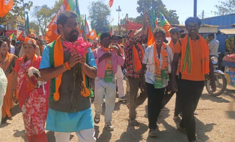 वार्ड 6 में दिख रहा कमल का लहर, कमल फूल देकर कमल में वोट करने की कर रहे अपील 1 IMG 20250210 WA0012