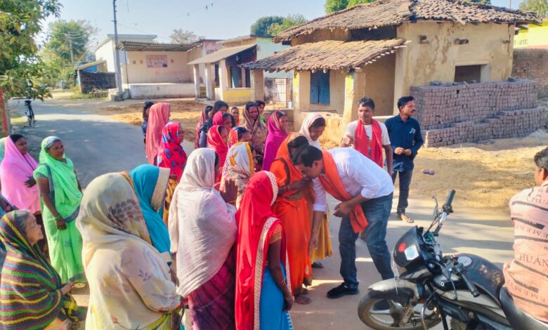 शिशुपाल गुप्ता का शाहपुर में धुआँधार प्रचार, पैर छुकर मांगा आशीर्वाद 1 IMG 20250216 WA0028