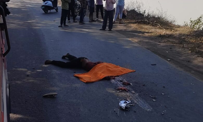सडक हादसे में एक व्यक्ति की मौत, सर चकनाचूर 1 IMG 20250225 WA0010