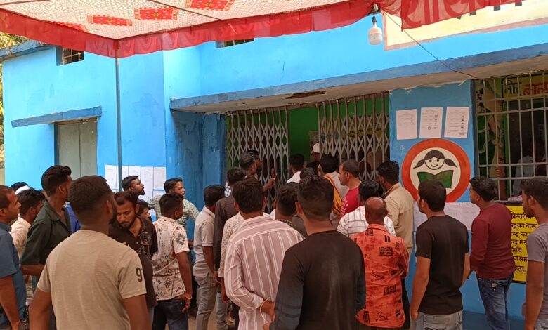 पंचायत चुनाव में हंगामा, बायसी कॉलोनी पंचायत चुनाव में अंतिम समय ग्रामीणों ने किया हंगामा 1 IMG20250220161040 01