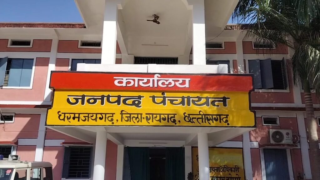 सचिव और पीठासीन अधिकारी पर पैसा लेकर उप-सरपंच बनाने का जनप्रतिनिधियों ने लगाया आरोप, सरपंच और पंच शिकायत लेकर पहुंचे जनपद कार्यालय धरमजयगढ़ 1 1000195196
