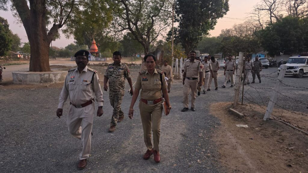 थाना प्रभारी कमला पुसाम ठाकुर ने होली को लेकर नगर में निकला फ्लेग मार्च 2 1000197267