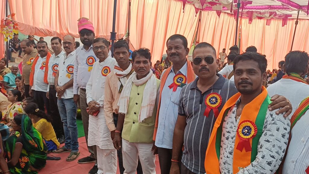 मुख्यमंत्री सामूहिक कन्या विवाह कार्यक्रम धरमजयगढ़ में संपन्न, 49 जोड़ों का रीती-रिवाजों के साथ हुआ विवाह 3 1000219963