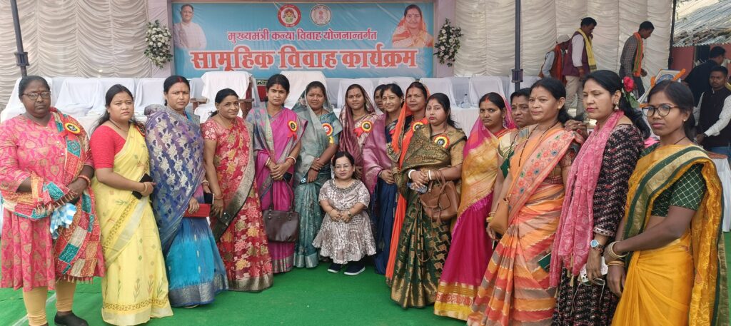 मुख्यमंत्री सामूहिक कन्या विवाह कार्यक्रम धरमजयगढ़ में संपन्न, 49 जोड़ों का रीती-रिवाजों के साथ हुआ विवाह 2 1000219967