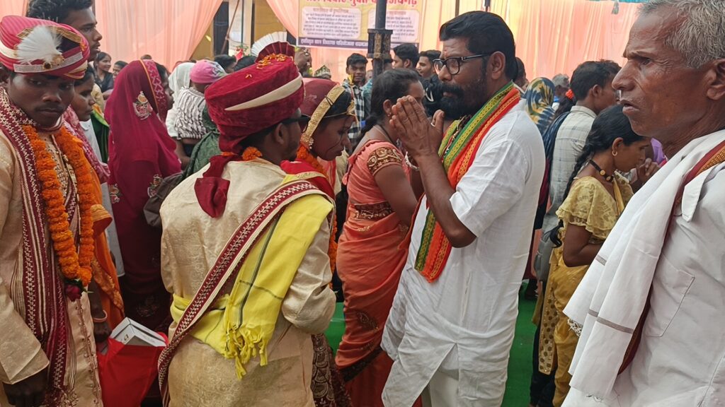 मुख्यमंत्री सामूहिक कन्या विवाह कार्यक्रम धरमजयगढ़ में संपन्न, 49 जोड़ों का रीती-रिवाजों के साथ हुआ विवाह 5 1000220123
