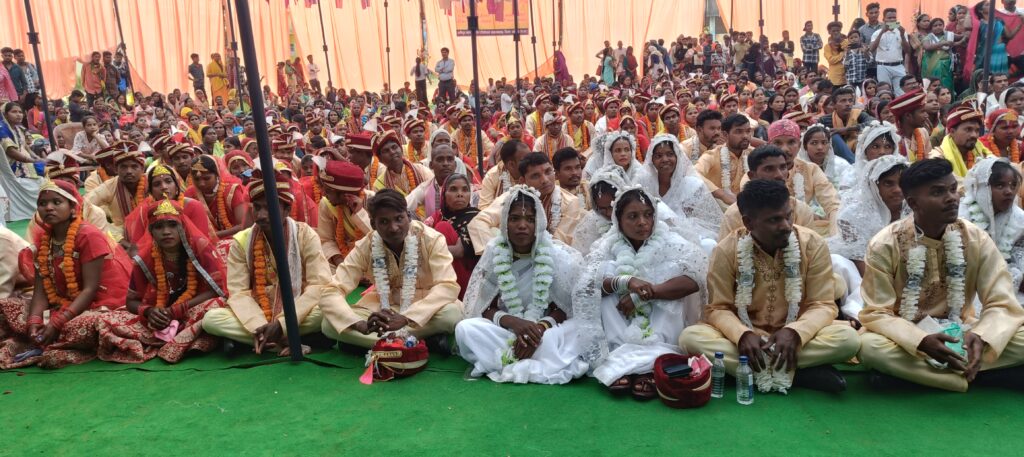 मुख्यमंत्री सामूहिक कन्या विवाह कार्यक्रम धरमजयगढ़ में संपन्न, 49 जोड़ों का रीती-रिवाजों के साथ हुआ विवाह 6 1000220243