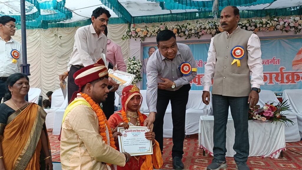 मुख्यमंत्री सामूहिक कन्या विवाह कार्यक्रम धरमजयगढ़ में संपन्न, 49 जोड़ों का रीती-रिवाजों के साथ हुआ विवाह 4 1000220266