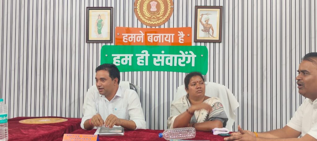 जनपद अध्यक्ष, उपाध्यक्ष ने अधिकारीयों और समस्त बीडीसी के साथ की बैठक, कई मुद्दों पर हुई चर्चा 2 1000233292