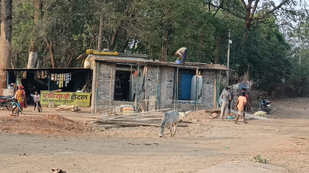 छाल तहसील में स्थग्न आदेश के बाद भी नहीं रुक रहा बेजाकब्ज़ा भूमि में निर्माण कार्य, पटवारी ने कहा प्रकरण के बाद भी तहसीलदार ने स्टे नहीं दिया... 2 1000233347