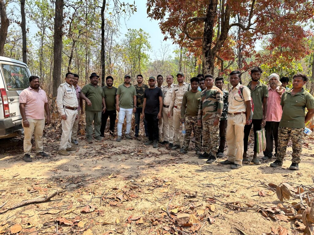 मां से बिछड़े हाथी के बच्चे को वन विभाग की टीम ने मां से मिलाया, वन विभाग के प्रयास से मिली सफलता 2 1000235706