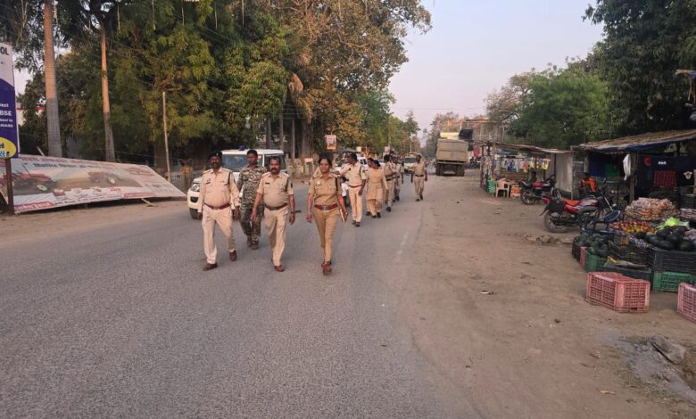 थाना प्रभारी कमला पुसाम ठाकुर ने होली को लेकर नगर में निकला फ्लेग मार्च 1 IMG 20250311 WA0013