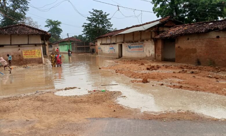 तेज बारिश के कारण बायसी के लाखपतरा सडक में पानी का जमाव 1 IMG 20250321 WA0011