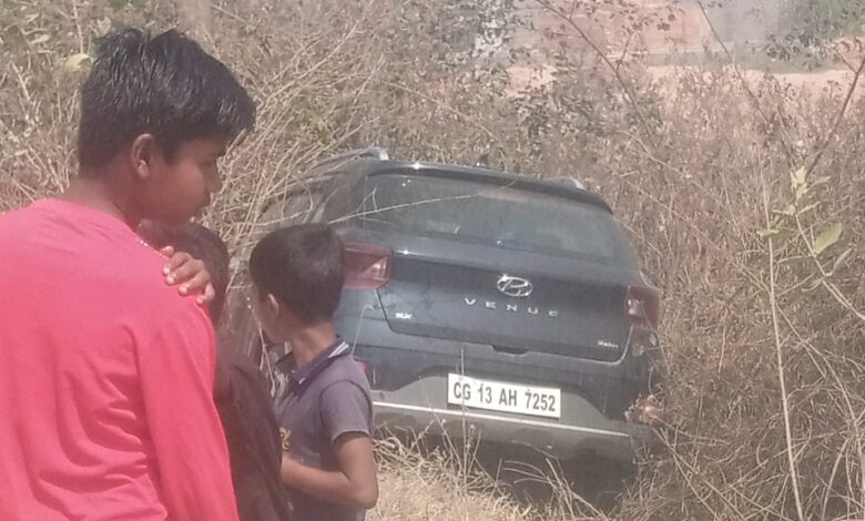 बायसी कॉलोनी में सड़क पर उड़ती धूल के कारण अनियंत्रित होगा कार बायसी में दुर्घटनाग्रस्त 1 IMG 20250325 WA0015