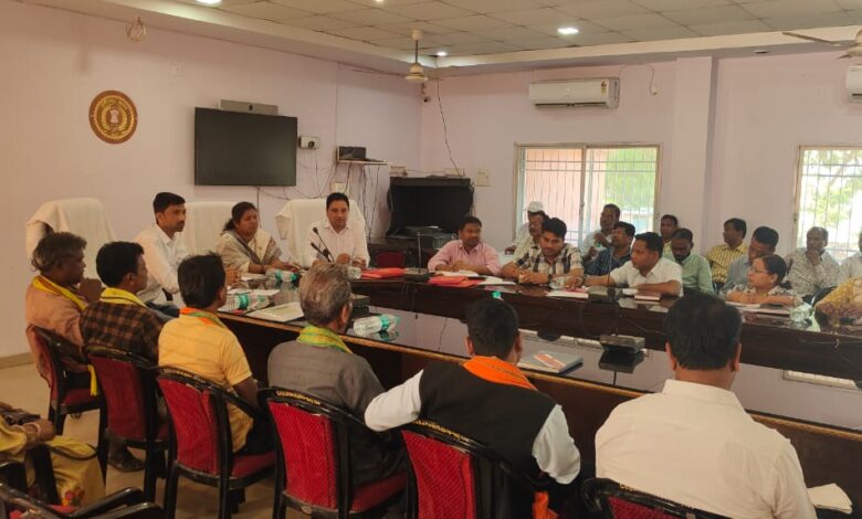 जनपद अध्यक्ष, उपाध्यक्ष ने अधिकारीयों और समस्त बीडीसी के साथ की बैठक, कई मुद्दों पर हुई चर्चा 1 IMG 20250328 WA0007