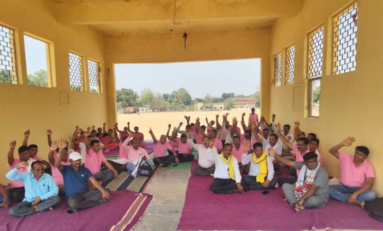 अनिश्चितकालीन धरना पर बैठे पंचायत सचिवों के समर्थन में उतरे सर्व आदिवासी समाज 1 IMG 20250329 WA0005