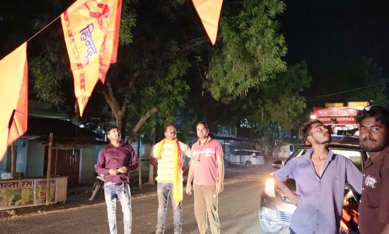 रामनवमी की तैयारी करते दिखे कॉलोनी के लोंग, चंद लोगों ने संभाला नगर सजाने का जिम्मा..? 1 IMG20250327210436