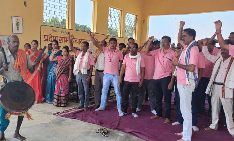 सचिवों ने ढ़ोल नगाड़ा बजाकर किया विरोध प्रदर्शन, शासकीयकरण की मांग लेकर लगातार कर रहे सचिव प्रदर्शन 1 IMG20250408134014