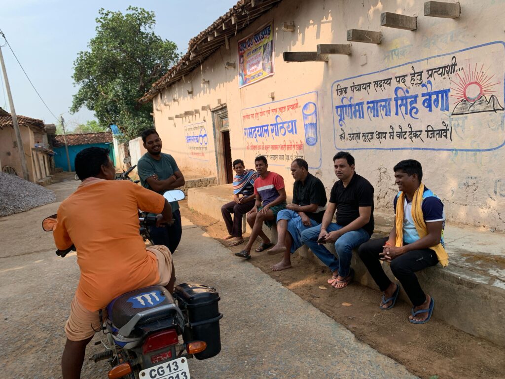 जनपद क्षेत्र के दौरे पर निकले जनपद उपाध्यक्ष, ग्रामीणों की समस्या का कर रहें निराकरण 3 1000324304