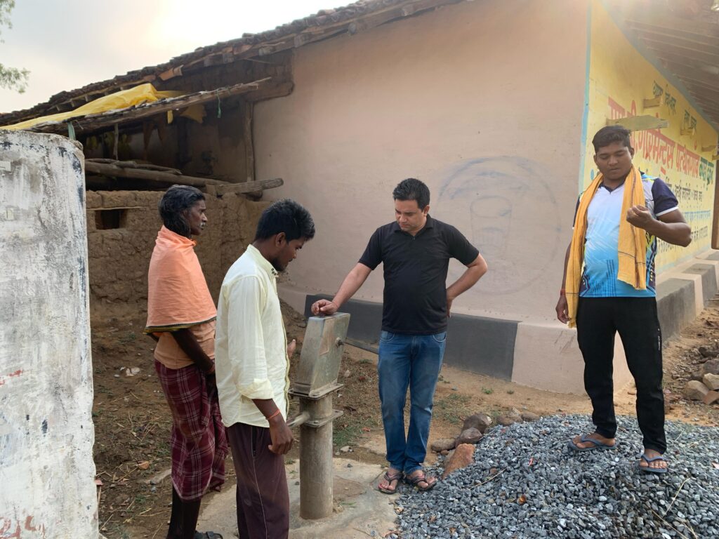जनपद क्षेत्र के दौरे पर निकले जनपद उपाध्यक्ष, ग्रामीणों की समस्या का कर रहें निराकरण 2 1000324306
