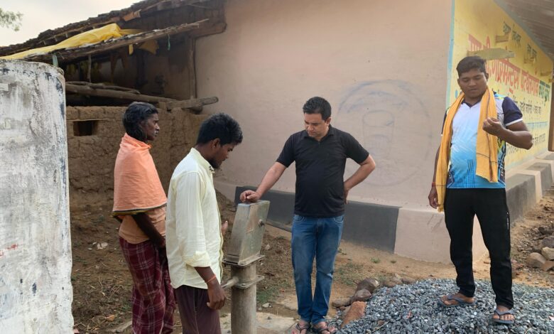 जनपद क्षेत्र के दौरे पर निकले जनपद उपाध्यक्ष, ग्रामीणों की समस्या का कर रहें निराकरण 1 IMG 20250504 WA0014