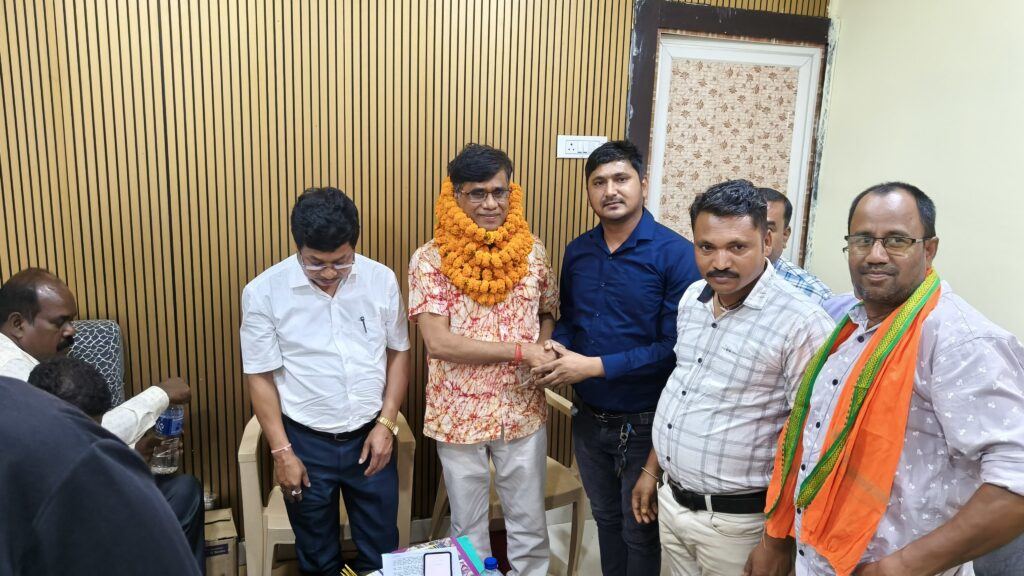छत्तीसगढ़ प्रदेश बंग समाज के पदाधिकारी पहुंचे जशपुर जिला समाज के लोगों ने किया स्वागत 2 1000394335