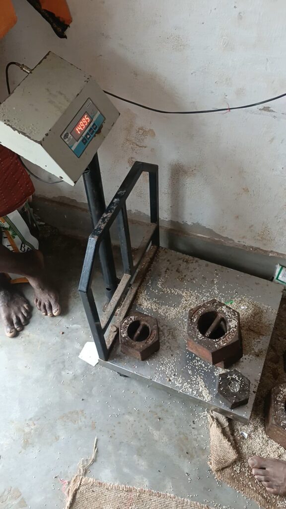 धरमजयगढ़ के ग्रामीण गन्दा चावल खाने को मजबूर, चावल की गुड़वात्ता की नहीं कर रहें अधिकारी जांच, क्या भाजपा सरकार के कार्यकाल में योजना का राशन वितरक अपने फायदे के लिए कर रहें इस्तेमाल.....? 2 1000448719