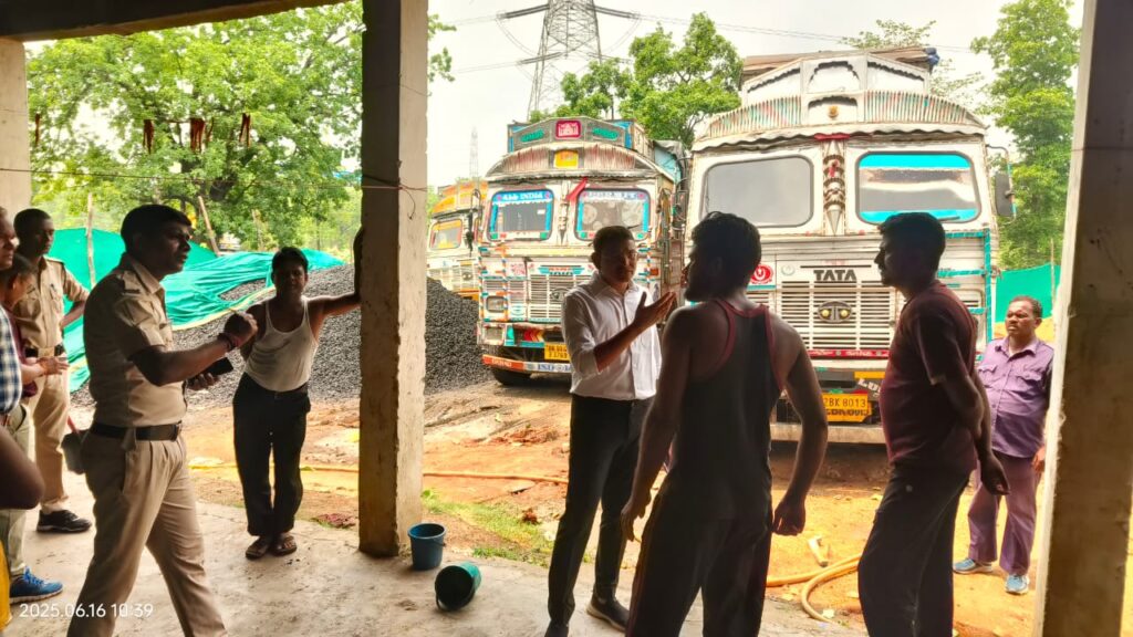 गाड़ियों पर कार्यवाही पर कोयला खरीदकर बेचने वालों पर कब होंगी कार्यवाही..? 2 1000452561
