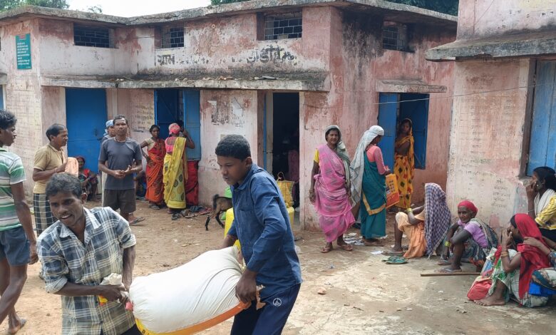 धरमजयगढ़ के ग्रामीण गन्दा चावल खाने को मजबूर, चावल की गुड़वात्ता की नहीं कर रहें अधिकारी जांच, क्या भाजपा सरकार के कार्यकाल में योजना का राशन वितरक अपने फायदे के लिए कर रहें इस्तेमाल.....? 1 IMG20250621144128