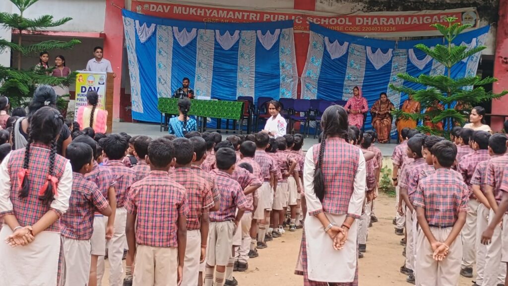 डी ए व्ही मुख्यमंत्री पब्लिक स्कूल धरमजयगढ़ में विद्यार्थियों को प्रशस्ति पत्र देकर किया गया प्रोत्साहित 2 1000485376