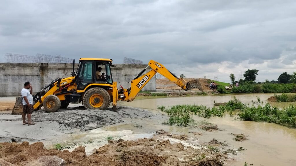 ग्रामीणों की समस्या का जायजा लेते दिखे तहसीलदार धरमजयगढ़, आखिर ऐसा क्या कारण पड़ गया पढ़े पूरी खबर... 1 1000530743