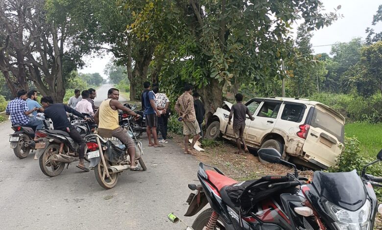 प्रेमनगर में सडक पर कार अनियंत्रित होकर पेड़ से टकराई, ग्रामीणों ने पी.डब्लू.डी. विभाग की कार्यप्रणाली पर लगाया आरोप.... 1 IMG 20250728 WA0022