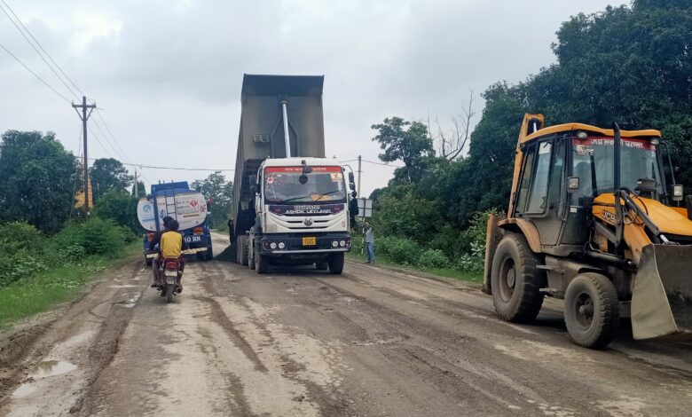 समाचार चलने के बाद धसी सडक पर डल रही गिट्टी युक्त मटेरियल... 1 IMG 20250730 WA0010