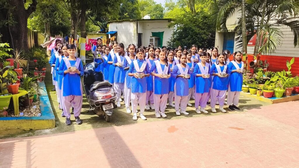क्रीड़ा परिसर छात्रवास धरमजयगढ़ की छात्राओं के लिए टिफिन व्यवस्था प्रारम्भ 2 IMG 20250801 WA0010