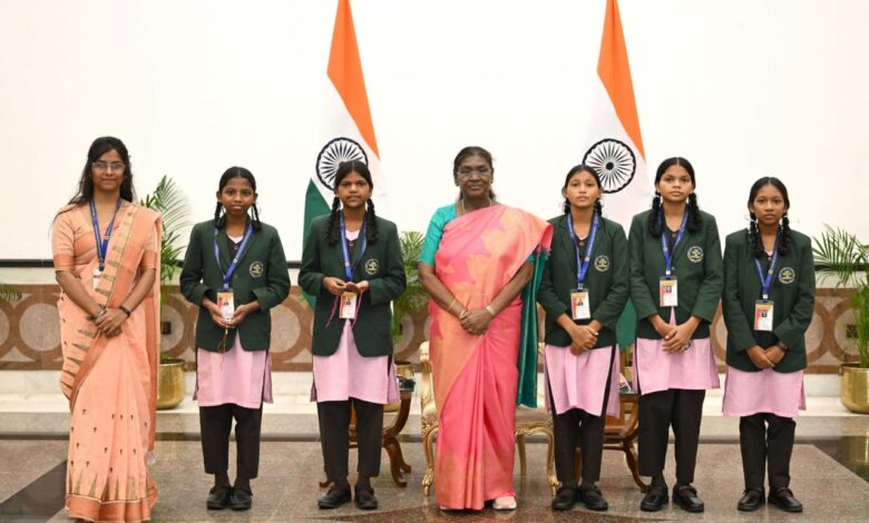 एकलव्य स्कूल धर्मजयगढ़ के पांच छात्राओं ने राष्ट्रपति से की मुलाकात 1 IMG 20250810 WA0003