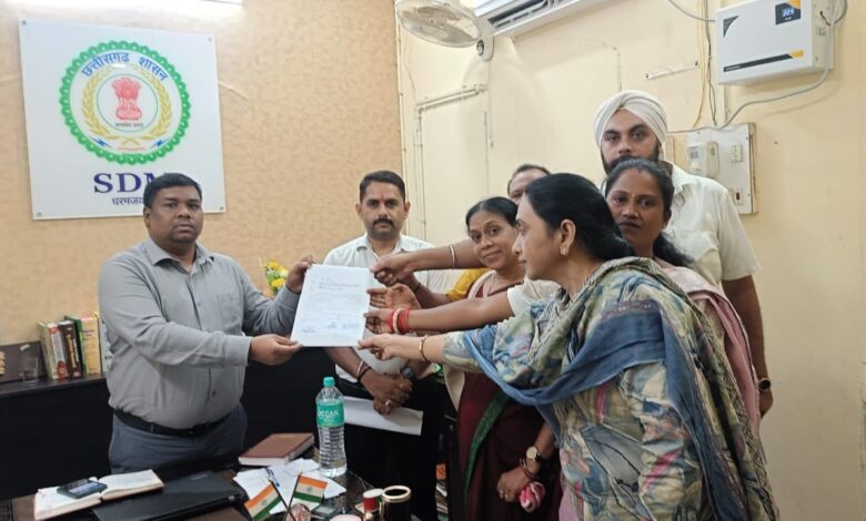 वार्ड पार्षदों ने अटल चौक के उद्घाटन में निमंत्रण नहीं देने एवं अपमान को लेकर सौंपा ज्ञापन 1 IMG 20250818 WA0015