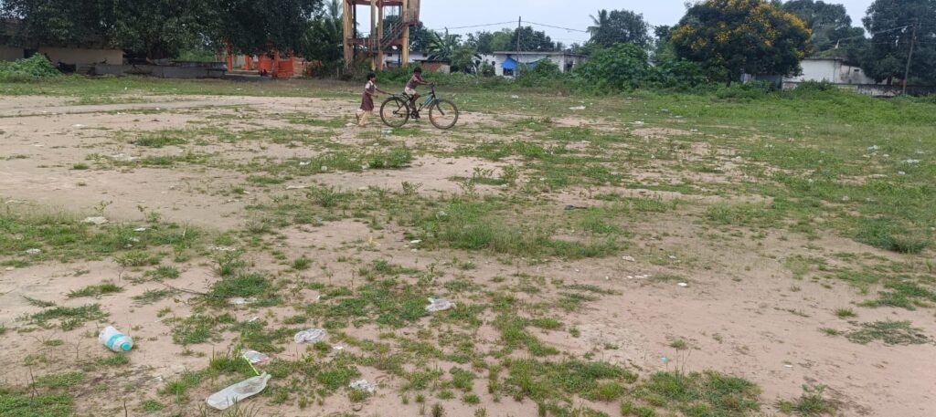 धरमजयगढ़ कॉलोनी वार्ड क्रमांक 1 की पार्षद मीतू भद्र की लापरवाही का नतीजा झेल रहें स्कूली बच्चें.... 2 1000899829
