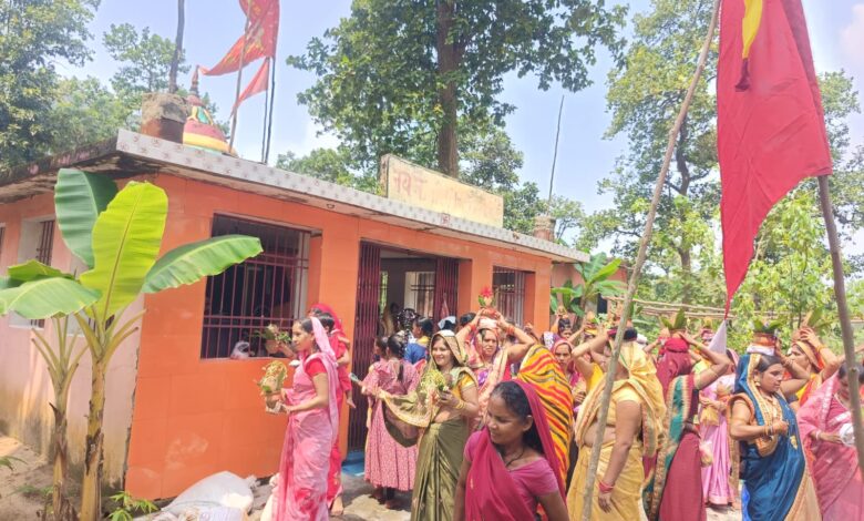 मां बोरोरानी मंदिर में महिलाओं ने कलश यात्रा निकाल कर ज्योति प्रज्जवलित की 1 IMG 20250922 WA0014