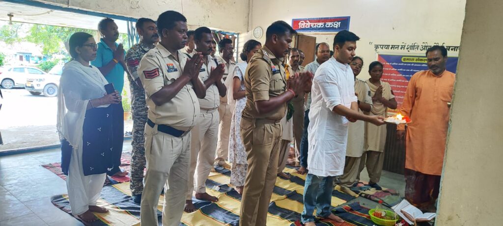 गाँधी चौक पर मनाई गई गाँधी जयंती, थाना में हुआ शस्त्रपूजा, थाना प्रभारी ने विजयदशमी मेला कों लेकर बनाई रणनीति 1 1000970958