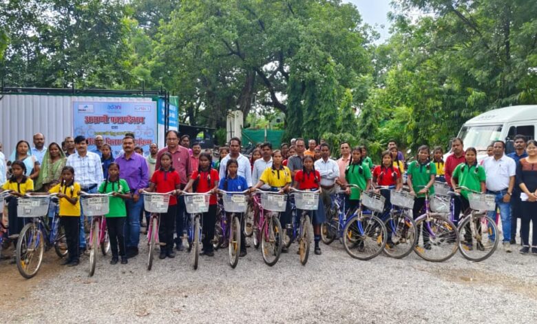 छात्राओं की शिक्षा को गति देने की दिशा में अदाणी फाउंडेशन की पहलसराईटोला और मुड़ागांव की 29 छात्राओं को साइकिल वितरित 1 IMG 20251014 WA0007